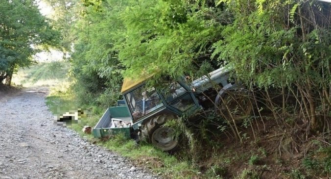 Traktor v strmom klesaní zišiel z cesty, vodič neprežil a spolujazdkyňa skončila v nemocnici (foto)