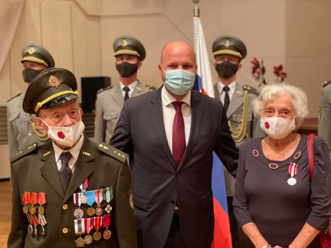 Minister do vojenskej hodnosti kapitán vo výslužbe povýšil vojnového veterána Štefana Štefloviča