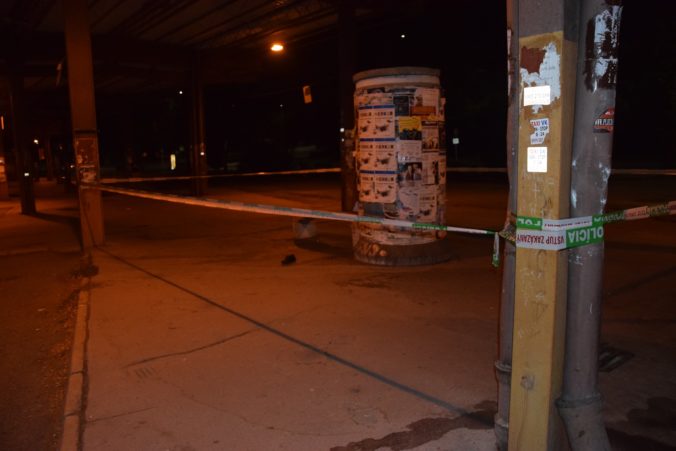 Z vraždy na autobusovej stanici vo Veľkom Krtíši obvinili len 15-ročného chlapca