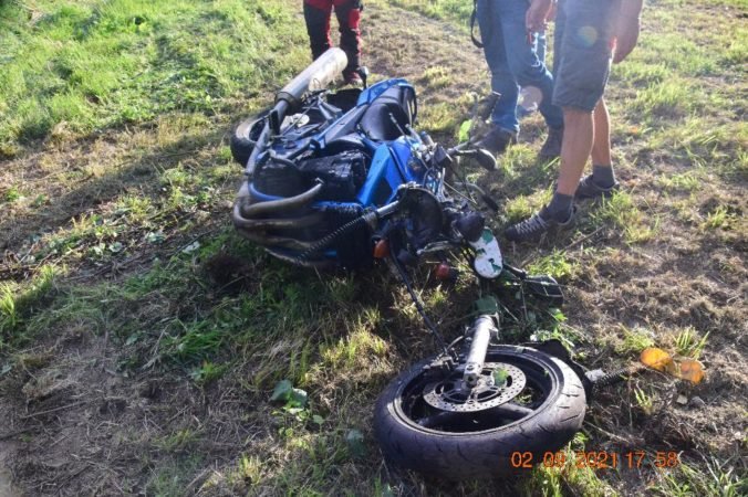 Pri tragickej nehode vyhasol život žiaka autoškoly, s motocyklom zišiel mimo cesty (foto)
