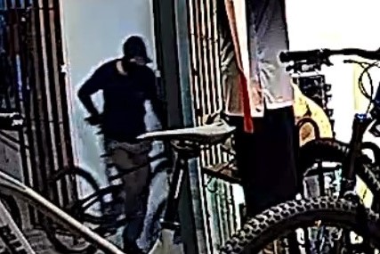 Neznámy páchateľ spôsobil predajni bicyklov škodu prevyšujúcu šesťtisíc eur, polícia žiada ľudí o pomoc