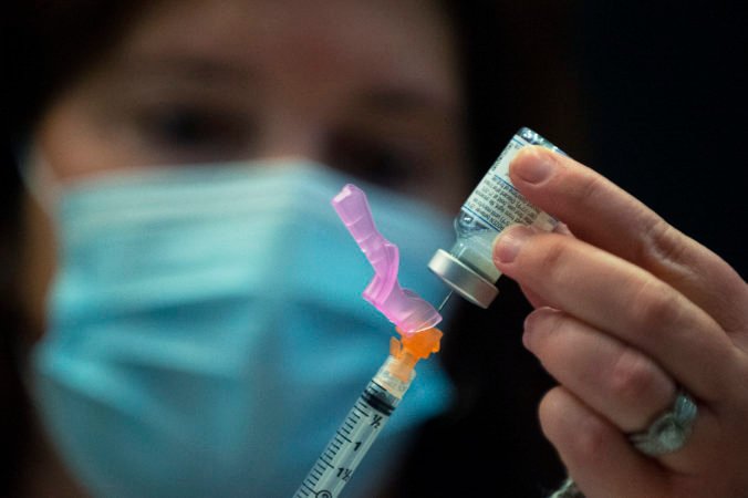 Muž požadoval očkovací preukaz bez zaočkovania, napadol a zranil dvoch členov vakcinačného tímu