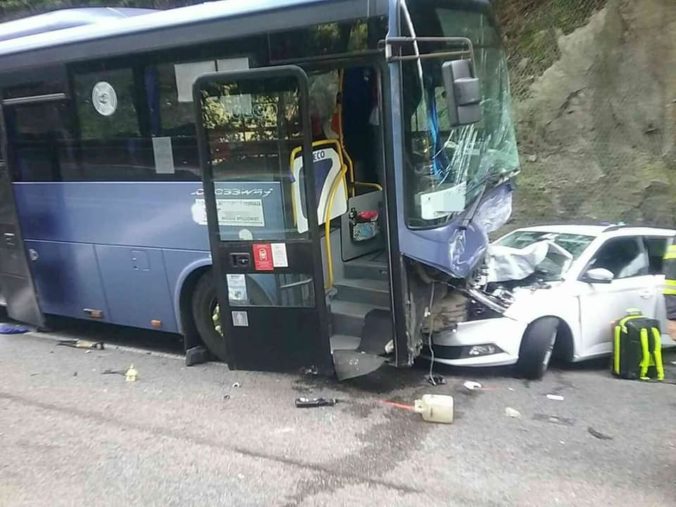 Pod Strečnom sa zrazili autobus a tri osobné autá, hasiči vyslobodili zakliesnené osoby (foto)