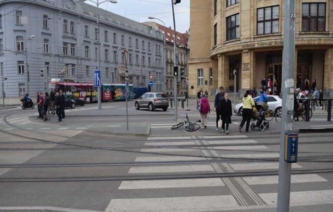 Auto zrazilo v Bratislave chodca a vodič z miesta nehody ušiel, polícia pátra po svedkoch