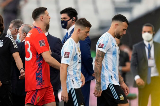 Zápas Argentíny s Brazíliou prerušila polícia, pre nedodržanie karanténnych predpisov zatýkala hráčov (video)