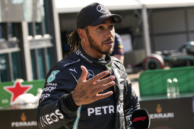 Hamilton dostane od budúceho ročníka F1 druhého pilota, Bottasa nahradí Russell