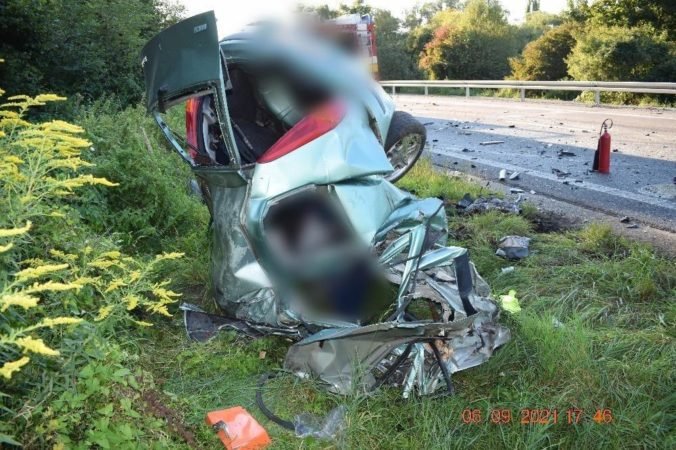 Osobné auto sa zrazilo s kamiónom, o život prišla 21-ročná vodička (foto)