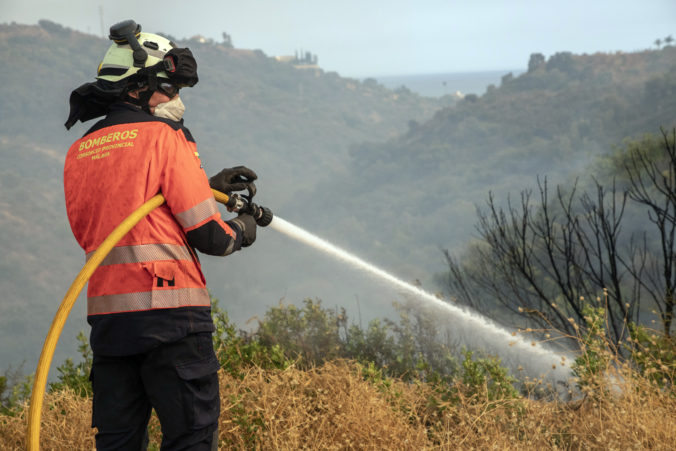 Španielsko nasadilo do bojov proti lesným požiarom aj armádu, evakuovať museli ďalších ľudí