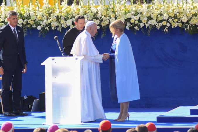 Pápež František od prezidentky Čaputovej dostal pľúcny ventilátor, žiariče a ďalšie dary