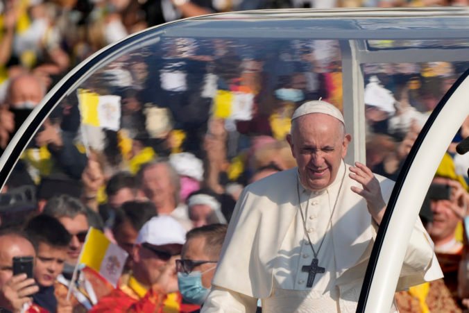 Pápež František prišiel do Prešova v predstihu, pred svätou liturgiou pozdravil z papamobilu tisíce ľudí (video+foto)
