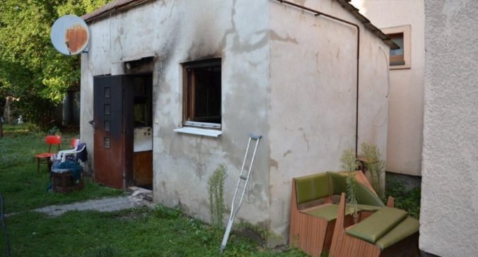 Záhradu rodinného domu v okrese Pezinok zachvátil požiar, neprežila jedna osoba