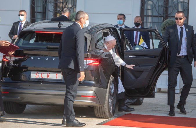 Pápeža Františka vozia automobily značky ŠKODA už druhýkrát, teraz sú však aj čisto elektrické