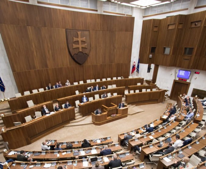 Parlament má nového poslanca, Tóth nastúpil na neuplatňovaný post ministra Budaja