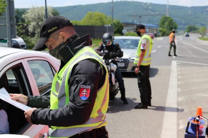 Chystáte sa pricestovať na Slovensko? Polícia upozorňuje, že stále treba dodržiavať karanténne povinnosti