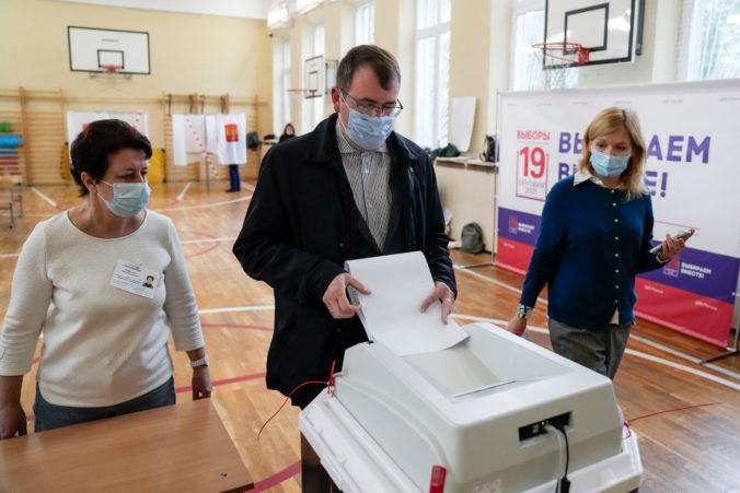 V Rusku prebiehajú parlamentné voľby, voliči rozhodujú o novom zložení Štátnej dumy
