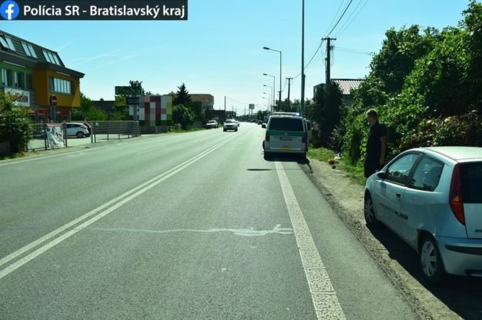 Policajti hľadajú svedkov nehody v Bratislave, neznámy vodič zrazil chodca (foto)