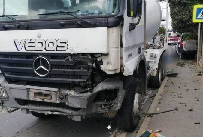 V Sabinove sa zrazilo nákladné vozidlo s autom, vodička nehodu neprežila (foto)