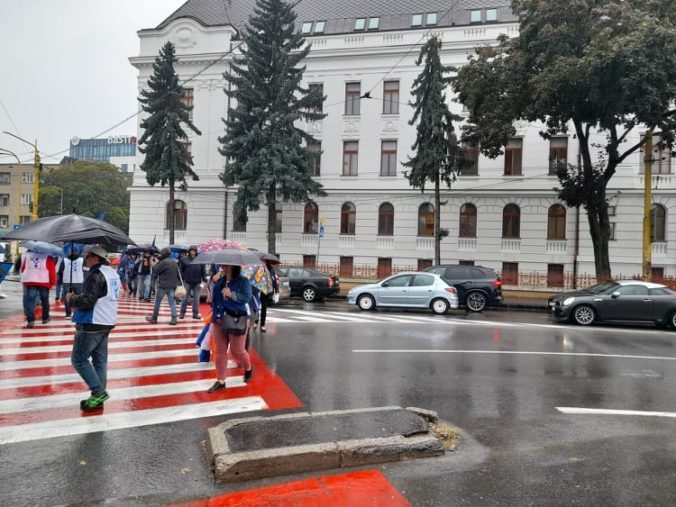 Cestný priechod v Poprade blokovali odborári z OZ KOVO, chcú lepšie podmienky pre zamestnancov
