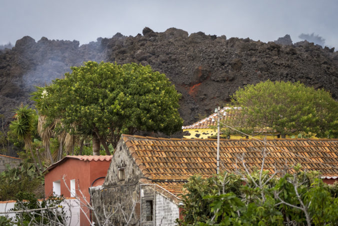 Prebudená sopka na ostrove La Palma už z domovov vyhnala takmer 7-tisíc ľudí
