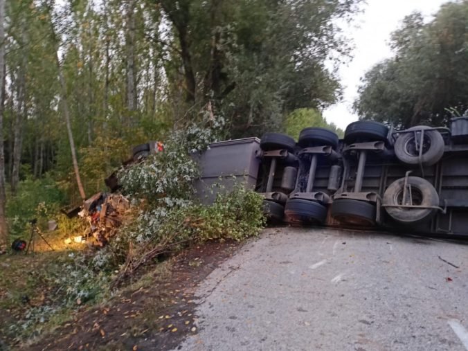 Na juhu Slovenska sa zrazili tri autá a kamión, nehodu neprežili traja ľudia (foto)