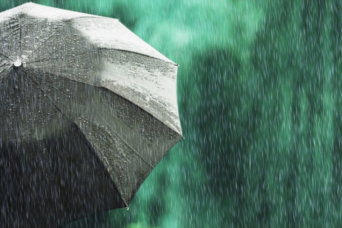 Meteorológovia varujú pred silným dažďom, v štyroch okresoch vydali výstrahu druhého stupňa