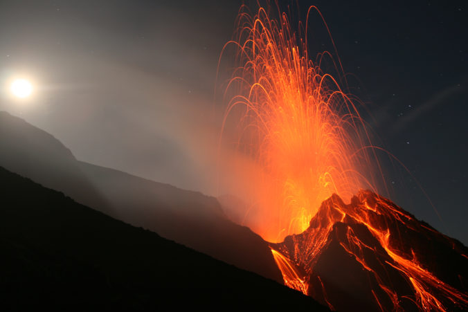 Na Havaji ožila jedna z najaktívnejších sopiek na Zemi, v kráteri sa tvoria fontány žeravej lávy