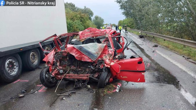 Vodič prešiel s autom do protismeru a zrazil sa s nákladiakom, o život prišiel policajt (foto)