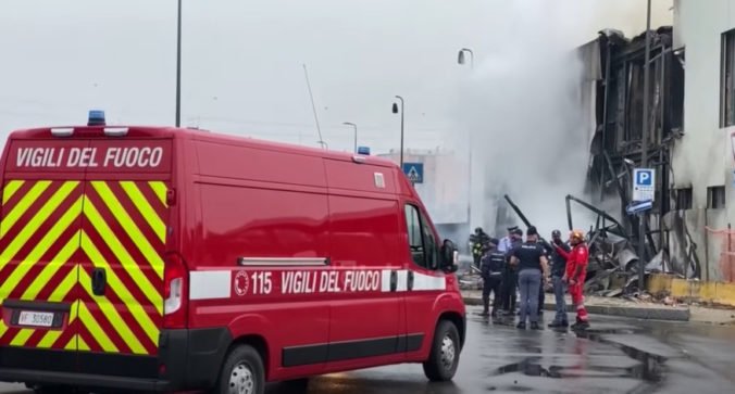 Lietadlo vrazilo do budovy pri Miláne, nikto z ľudí na palube nehodu neprežil (video)