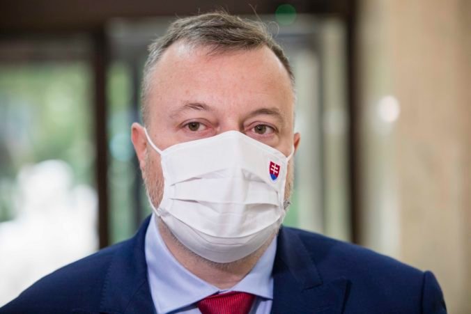 Minister Krajniak možno umožní firmám pýtať sa zamestnancov, či sú očkovaní