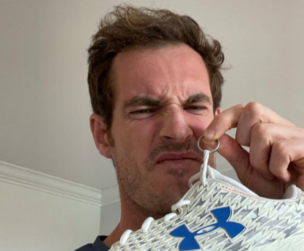 Andy Murray ukončil kurióznu pátraciu akciu. Vrátil sa mu zásnubný prsteň aj páchnuce tenisky (foto)