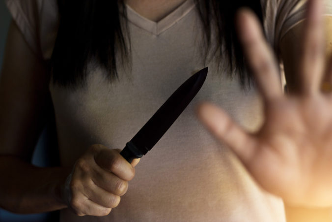 Agresívna žena bodla nožom svoju sestru, polícia začala trestné stíhanie