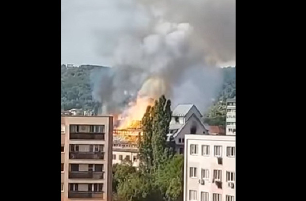 Bratislavskí hasiči zasahujú pri obrovskom požiari opustenej budovy (video)