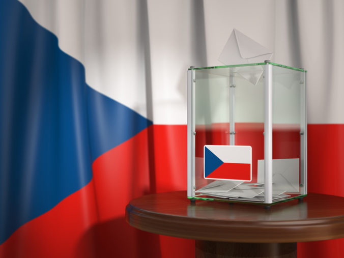 České voľby do Poslaneckej snemovne pokračujú, hlasy odovzdali už aj traja favoriti
