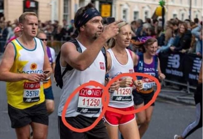 Dvaja poľskí bežci pobúrili Britániu, muž sfalšoval účasť na maratóne a vyrazil s rovnakým číslom ako žena (foto)