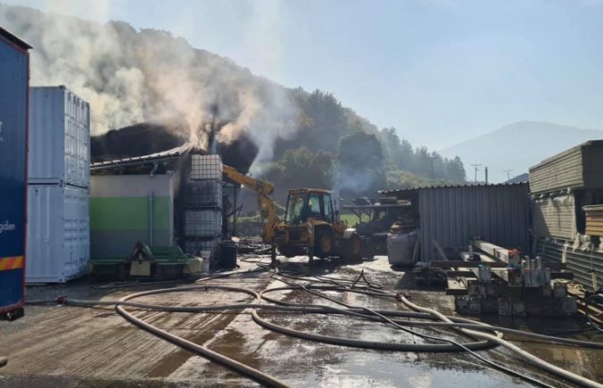 Hasiči bojujú s požiarom vo výrobnej hale v obci Jasenov (foto)