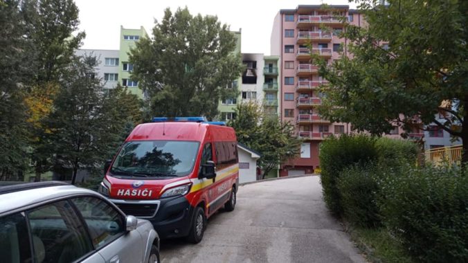 Po požiari bytu v Bratislave zahynula jedna osoba, bola nájdená vo vyhorenom byte