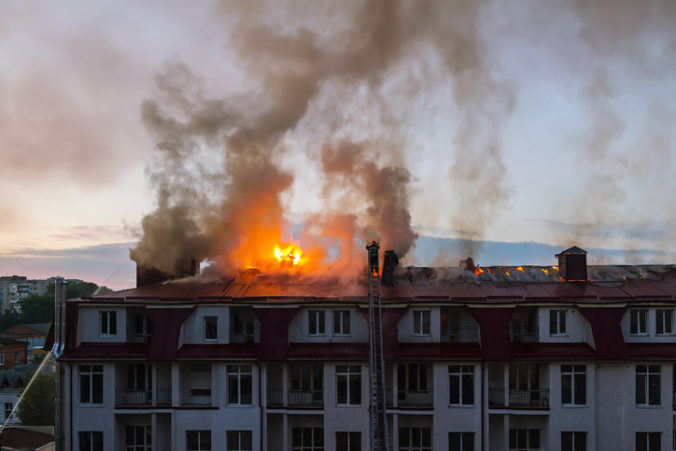 Bratislavskú ubytovňu pohltil požiar, na mieste zasahujú policajti