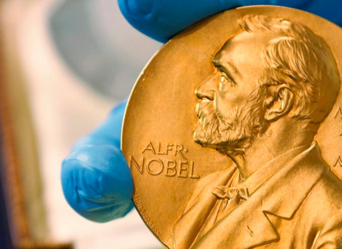 Nobelovu cenu za ekonómiu získali David Card, Joshua D. Angrist a Guido W. Imbens
