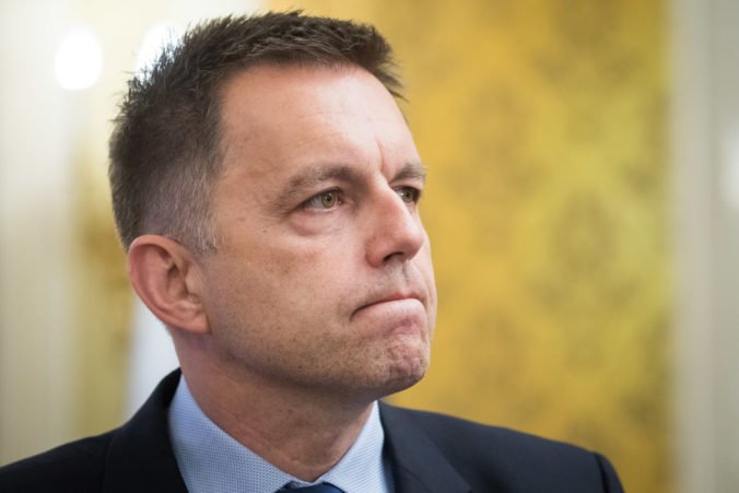 Guvernéra Národnej banky Slovenska a exministra financií Petra Kažimíra obvinili z podplácania