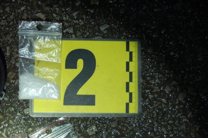 NAKA chytila troch dílerov pervitínu z Lučenca, u jedného našli 100 gramov drogy a tisíce eur (foto)