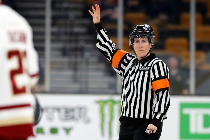 Zámorský hokej otvára dvere ženám, v AHL bude pískať zápasy až desať nových rozhodkýň