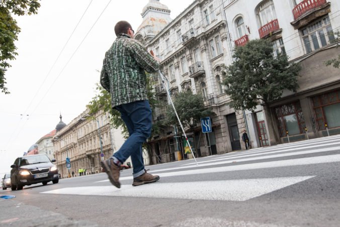 Deň bielej palice je za dverami, na ohľaduplnosť vodičov voči nevidiacim si posvieti polícia