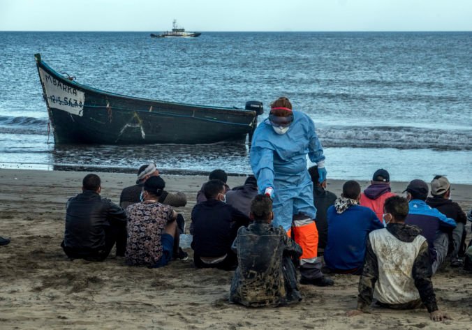 Na Kanárske ostrovy sa plavilo viac ako 200 migrantov, španielske úrady ich zachránili
