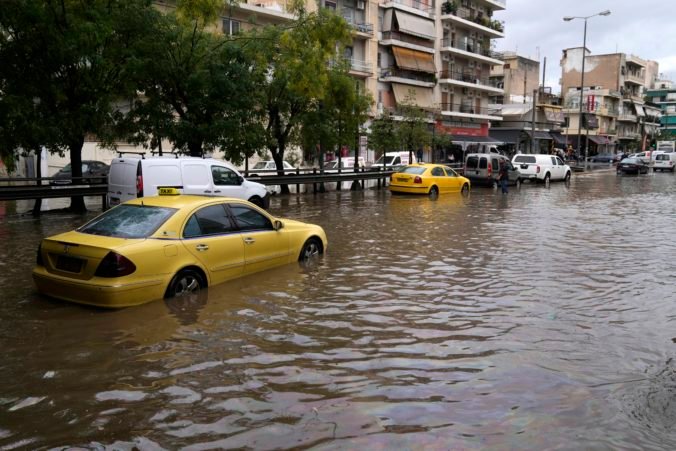 Grécko po letných požiaroch trápia záplavy, ostrovy museli evakuovať (video)