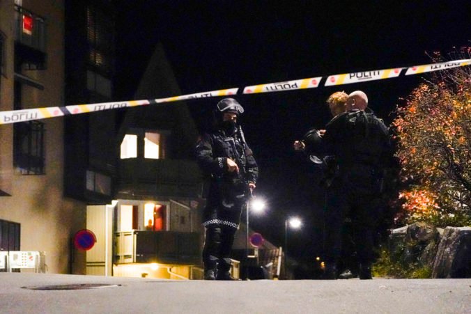 V Nórskom Kongsbergu vyčíňal útočník s lukom a šípmi, o život prišlo niekoľko osôb (video)