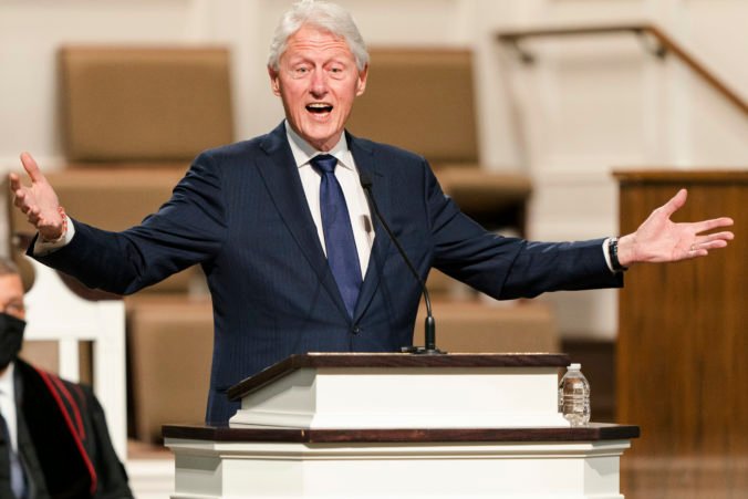 Bývalý americký prezident Clinton bol hospitalizovaný v nemocnici, čelí dlhoročným zdravotným problémom