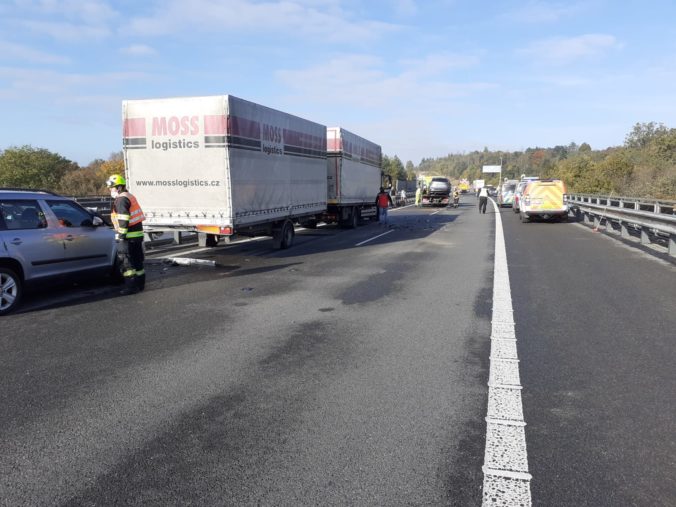 Diaľnicu z Brna do Prahy zablokovala hromadná nehoda, zrazilo sa až deväť áut (video)