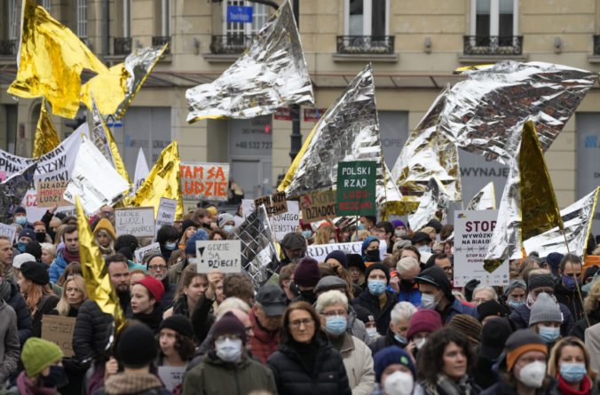 Tisíce ľudí protestovali vo Varšave proti vracaniu migrantov prichádzajúcich do Poľska z Bieloruska