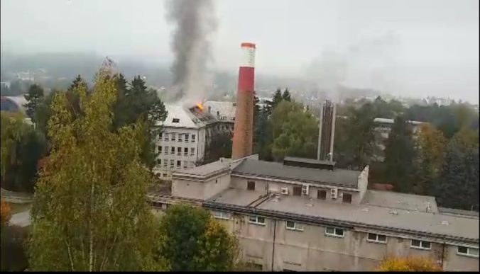 V Ružomberku horí strecha chirurgického pavilónu, z nemocnice evakuovali pacientov