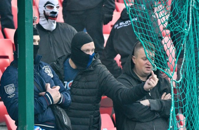 SaS odsudzuje správanie futbalových výtržníkov na zápase Spartaka a Slovana, žiada pre nich exemplárne tresty (foto)